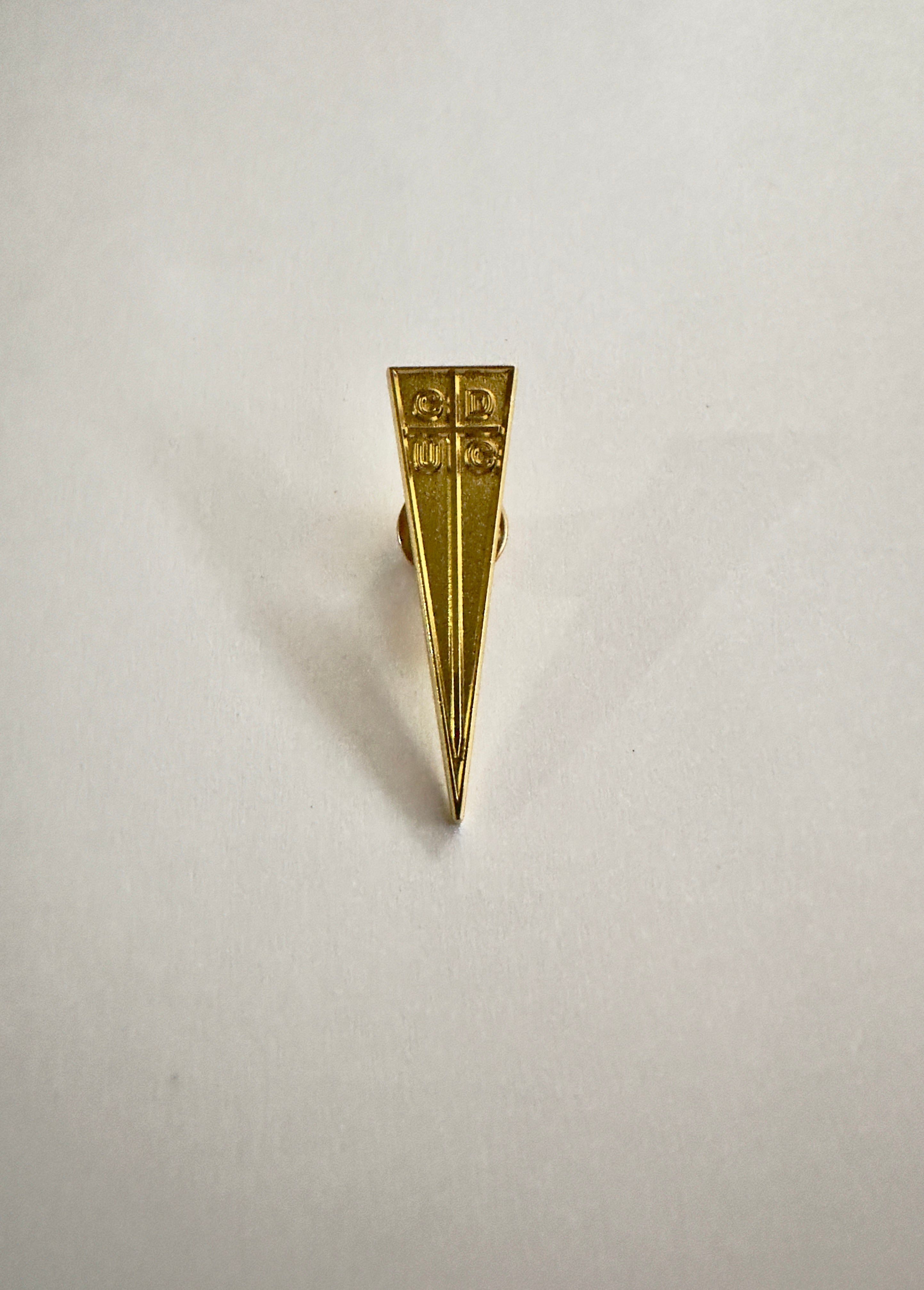 Pin Universidad Católica escudo dorado