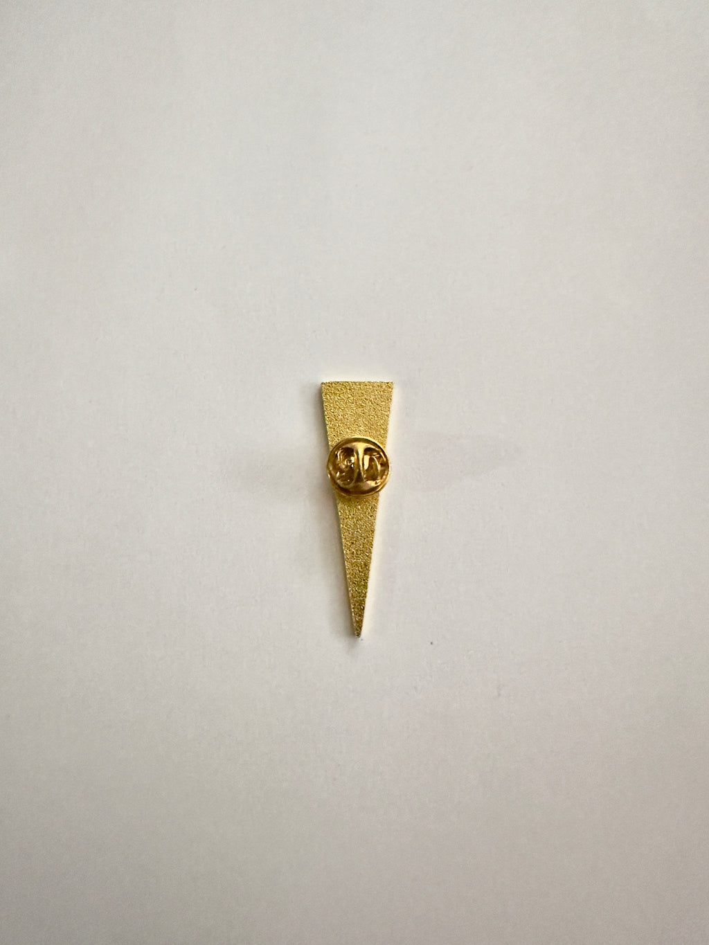 Pin Universidad Católica escudo dorado