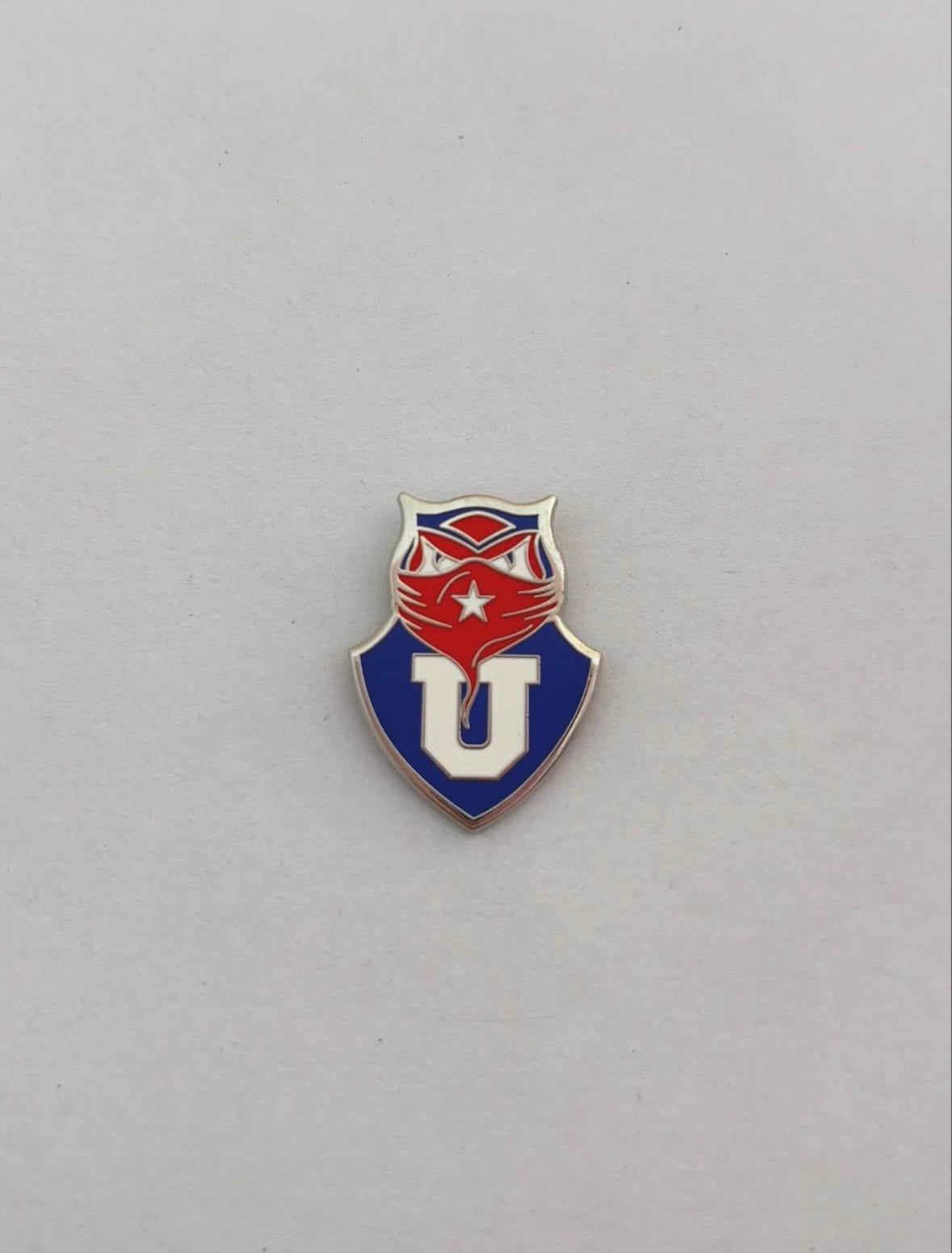 Pin Universidad de Chile escudo encapuchado (diseño plateado)