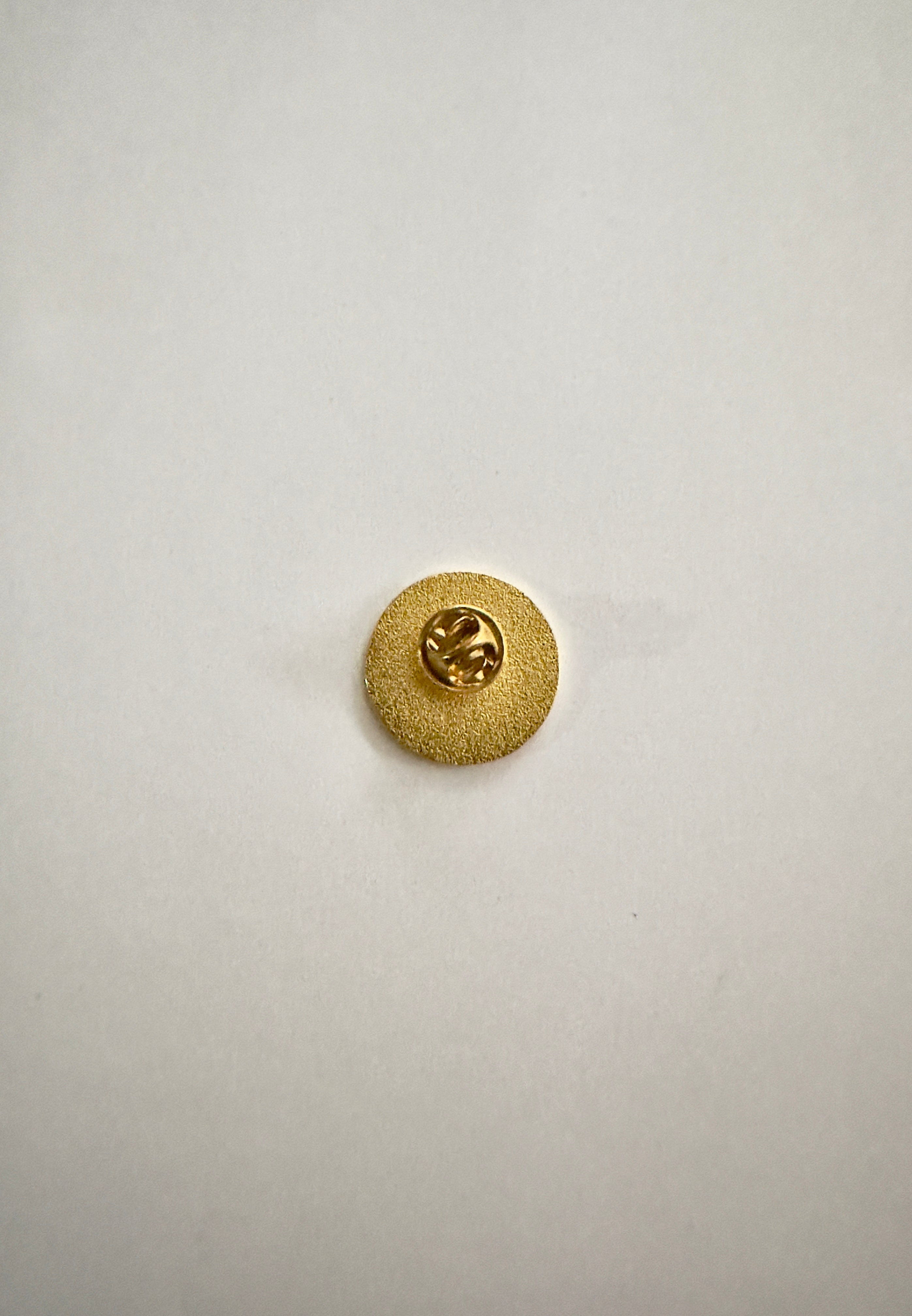 Pin Universidad Católica escudo 1925 dorado