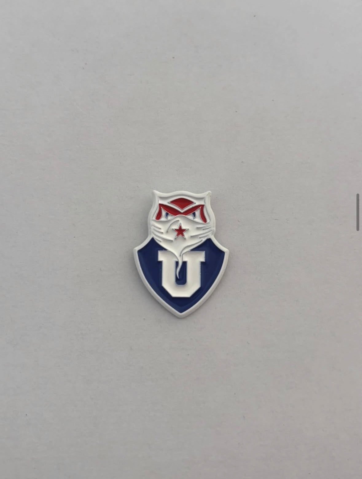 Pin Universidad de chile escudo encapuchado (diseño blanco)