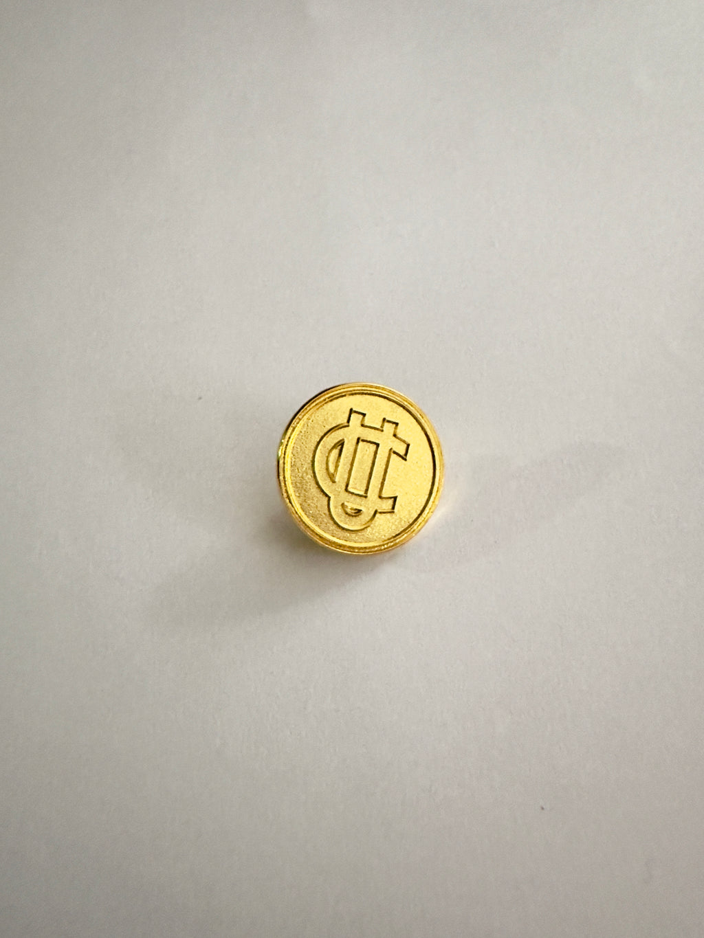 Pin Universidad Católica escudo 1925 dorado