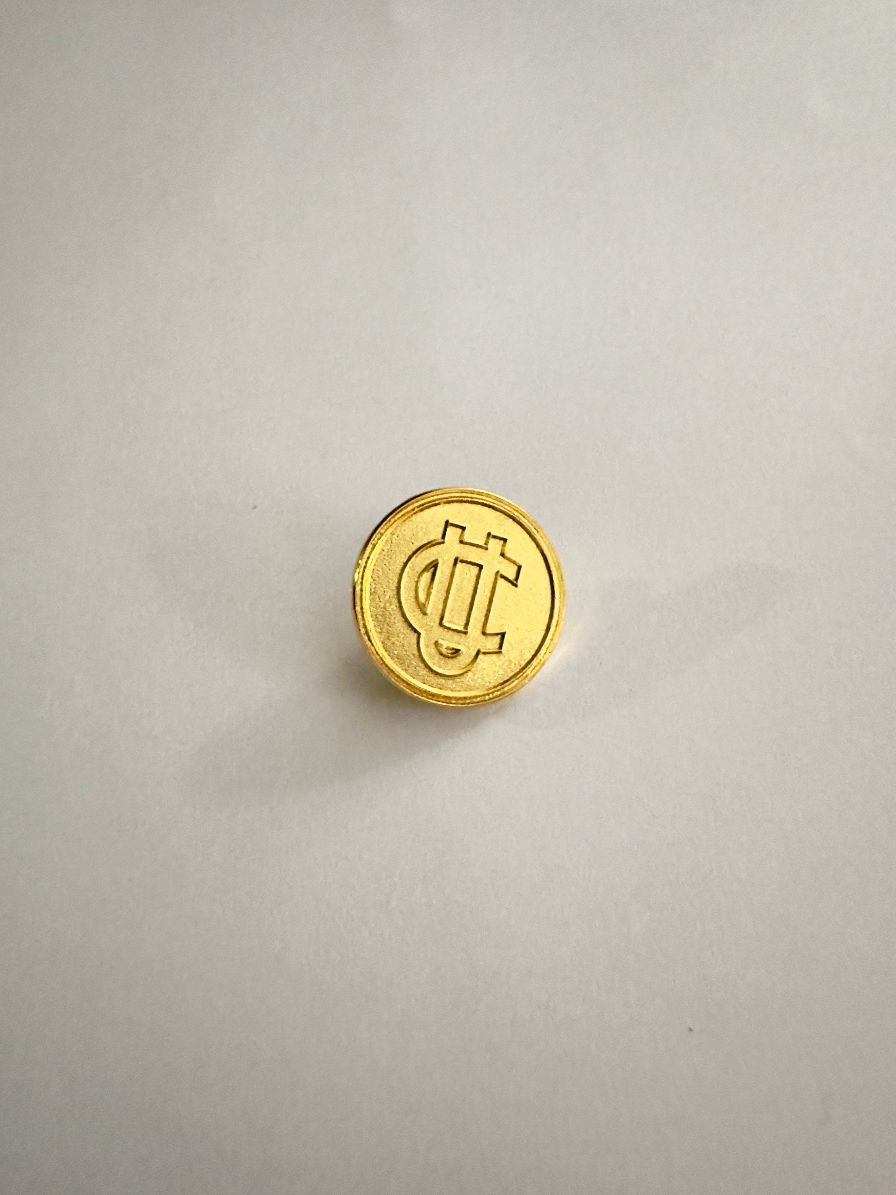 Pin Universidad Católica escudo 1925 dorado