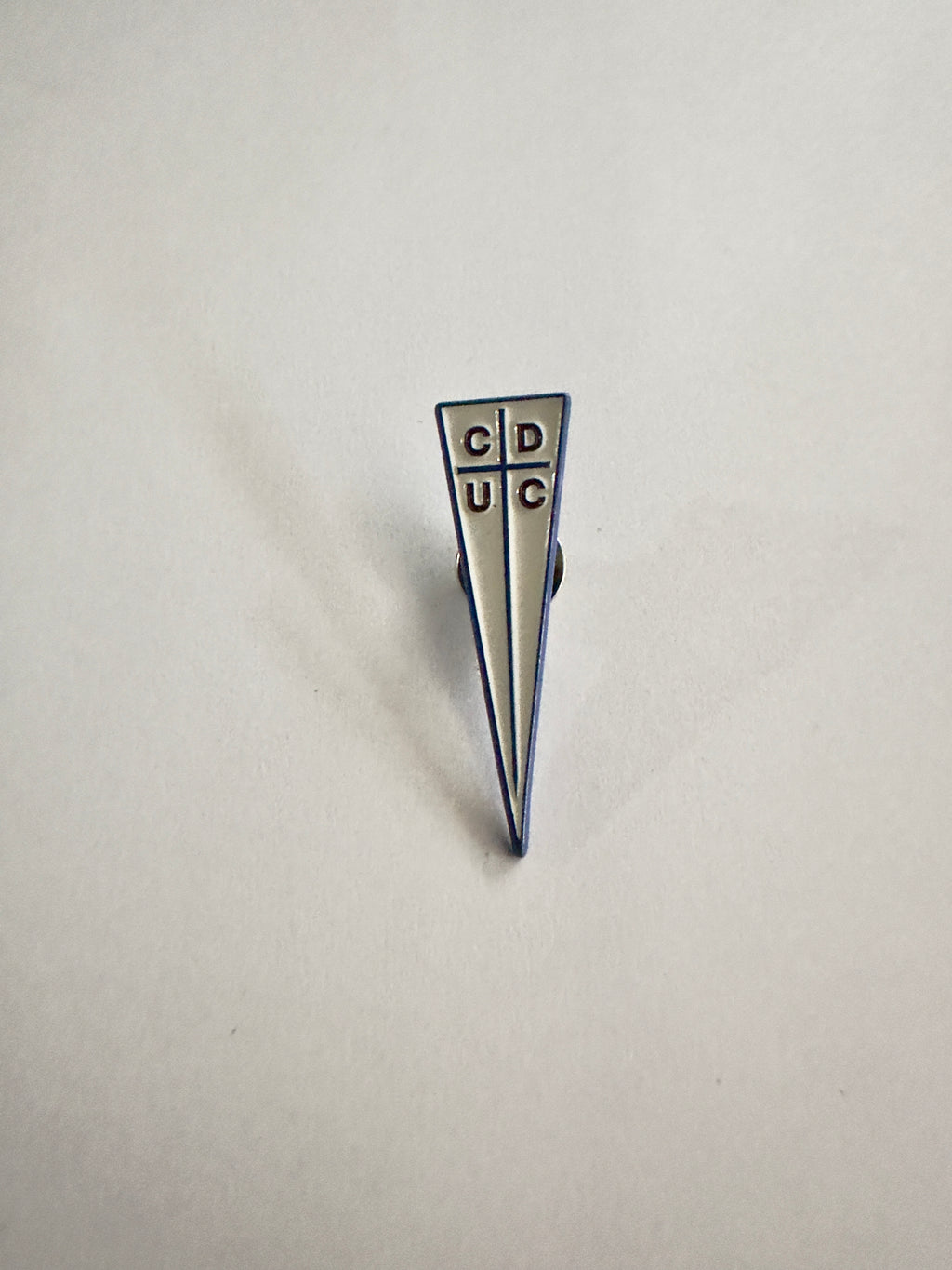Pin Universidad Católica escudo