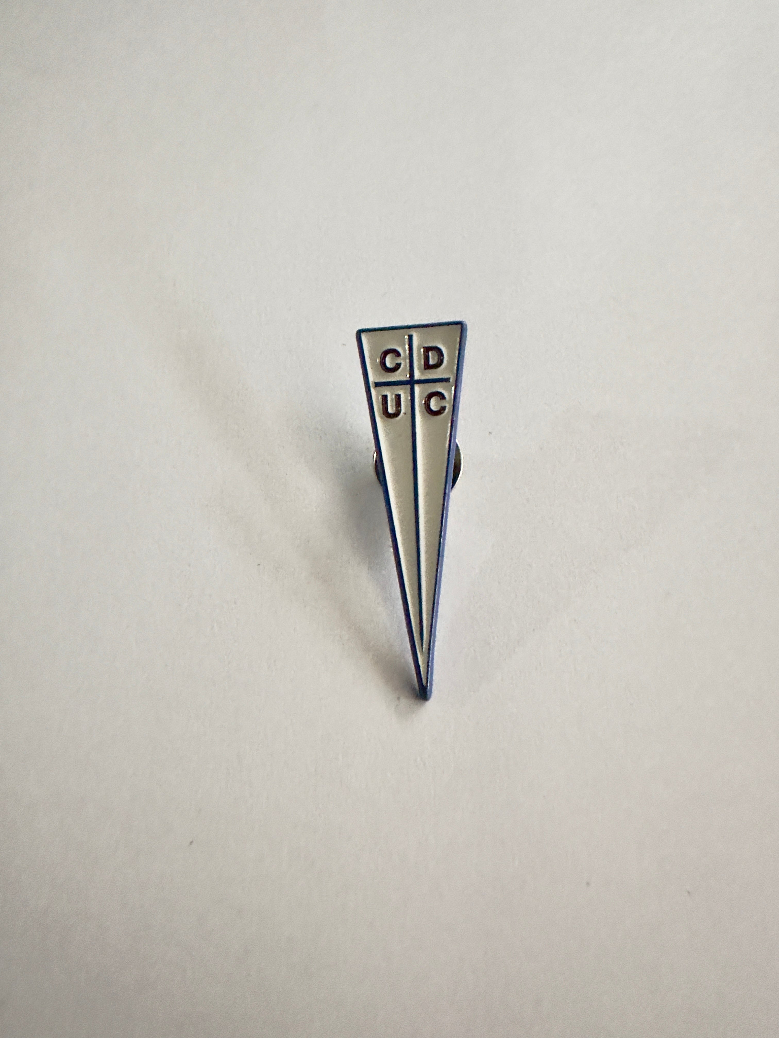 Pin Universidad Católica escudo